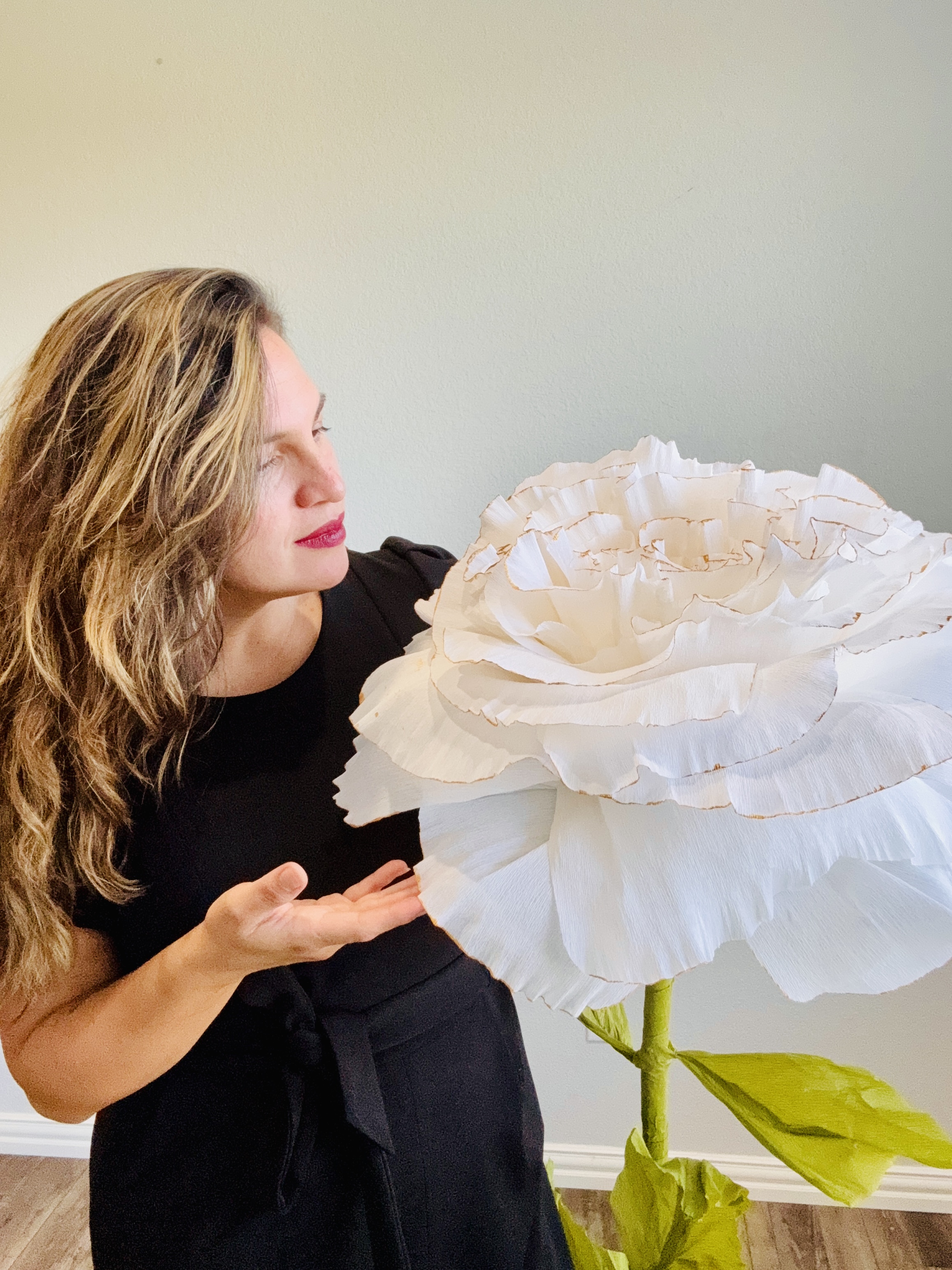 Giant paper flower by Valeria Blooms